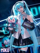 Top manias o Douglas Alvarez Youtuber Colombiano y miembro del Real Team meme de Hatsune Miku Versión mujer de la Travatón CON EXPRESIONES FACIALES EN BOCA Y CEJAS